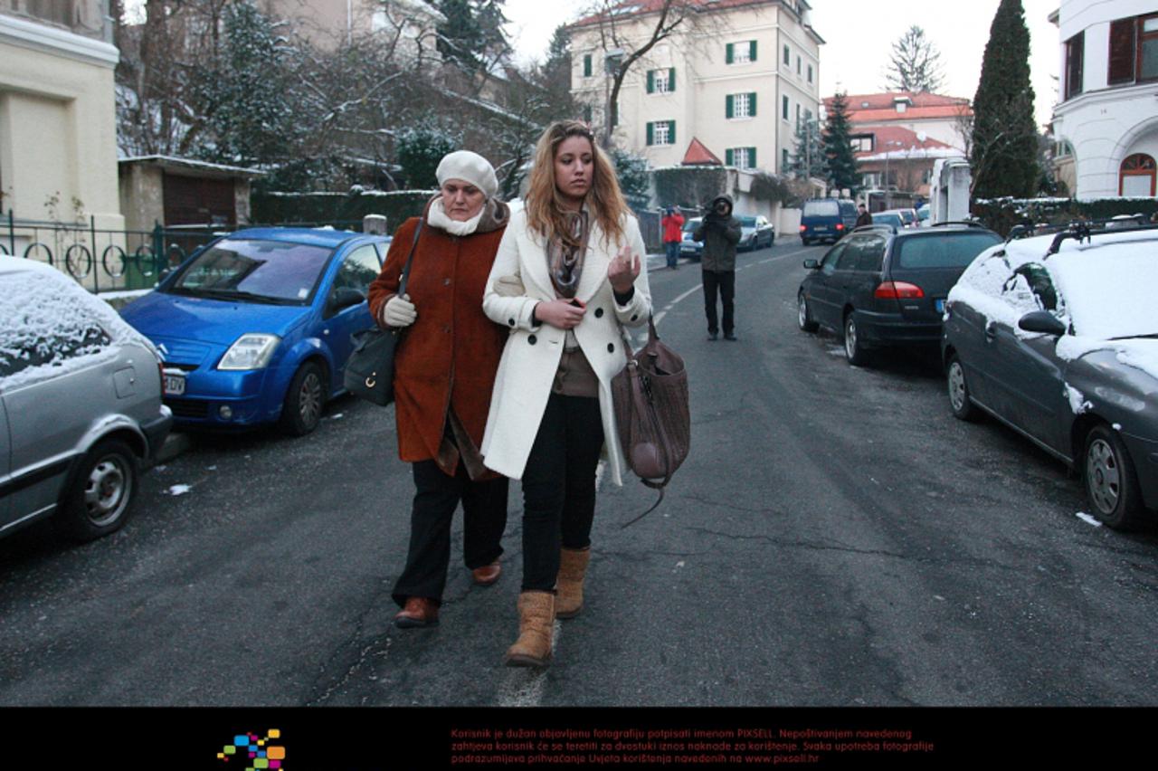 \'28.12.2010., Kozarceva 21, Zagreb - Istrazitelji su nakon uhicenja Ive Sanadera dosli u njegovu vilu popisati imovinu. Strastveni kolekcionar Sanader u svojoj zbirci navodno ima stotinjak djela, a m