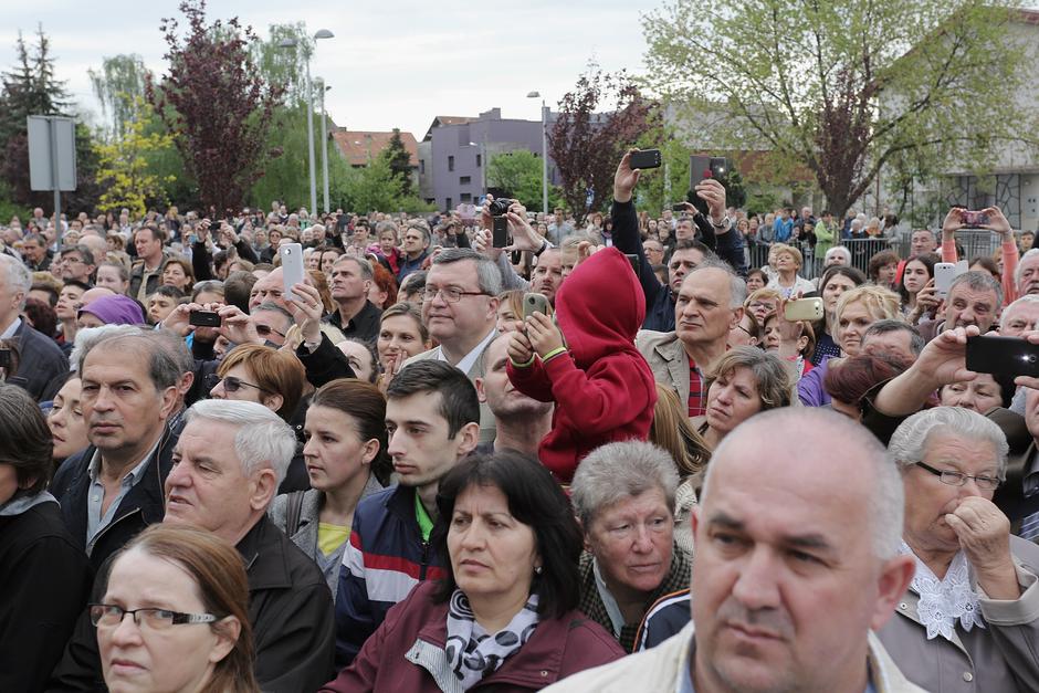 18.04.2016., Zagreb - Oprostaj vjernika i odlazak tijela sv. Leopolda Bogdana Mandica, zastitnika Godine milosrdja, u Sloveniju. Cascenje sveceva tijela bilo je u zagrebackoj katedrali i crkvi sv. Leopolda Bogdana Mandica u Dubravi od 13. travnja do 18. t