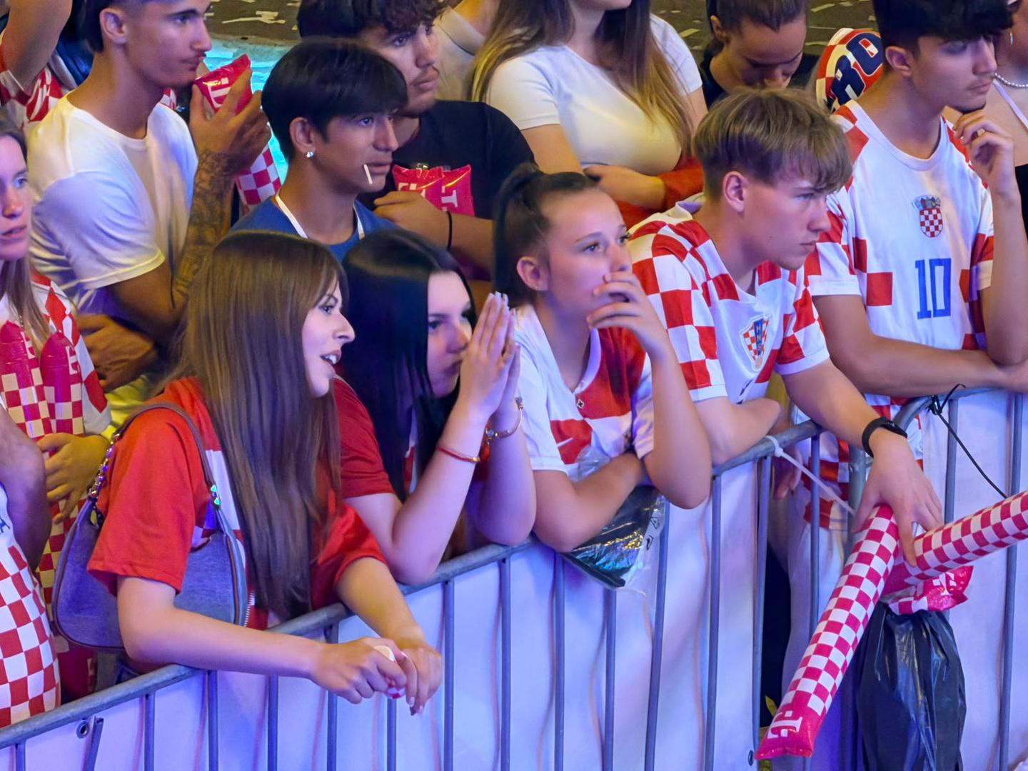 Engleska je povela u 12. minuti nakon kaznenog udarca Harryja Kanea, koji je izveo jedanaesterac iz drugog pokušaja nakon VAR intervencije i poništene Livakovićeve obrane.