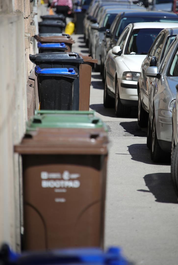 Probajte se mimoići u ovoj ulici. Između kanti za smeće i automobila stvoren je prolaz samo za one u dobroj formi. Na početku ulice Sveti Duh u dane kada se odvozi smeće mnoštvo je kanti na nogostupu. To stvara problem mnogim prolaznicima dok dječja kolica ovdje ne mogu proći.