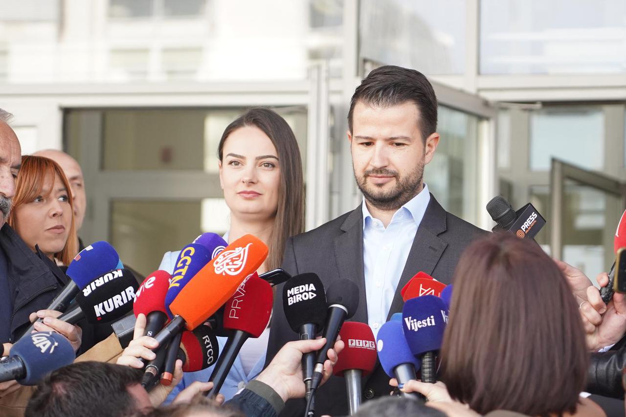Podgorica: Predsjednički kandidat Jakov Milatović u pratnji supruge dolazi na biralište