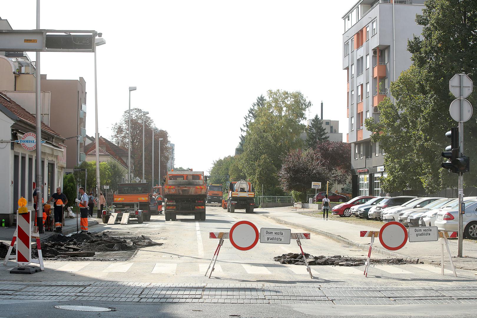27.9.2021., Zagreb - Zbog puknute vodovodne cijevi u Selskoj ulici poplavljen je dio gradske cetvrti Tresnjevka sjever. Cijev je pukla ispred kucnog broja 173 u Selskoj ulici, gdje je nastala velika i duboka rupa. Podrumi, garaze i neka kucanstva u Selskoj i okolnim ulicama su poplavljena. Trenutno se sanira ostecenje vodovodne cijevi, pa je promet tim djelom Selske ulice zatvoren. Popisivaci bi kroz nekoliko dana trebali izaci na teren kako bi ustvrdili stetu na poplavljenim objektima. Photo: Goran Stanzl/PIXSELL
