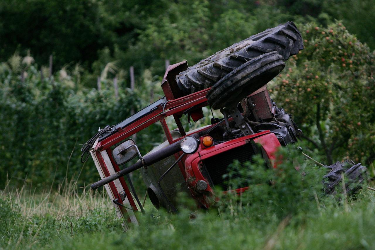 prevrnuli traktor