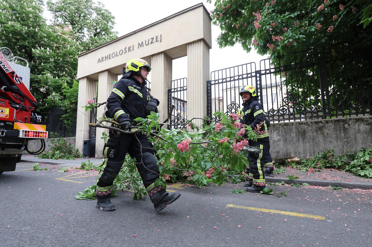 Zagreb: Vatrogasci uklanjaju posljedice nevremena u Gajevoj ulici gdje su grane pale na cestu