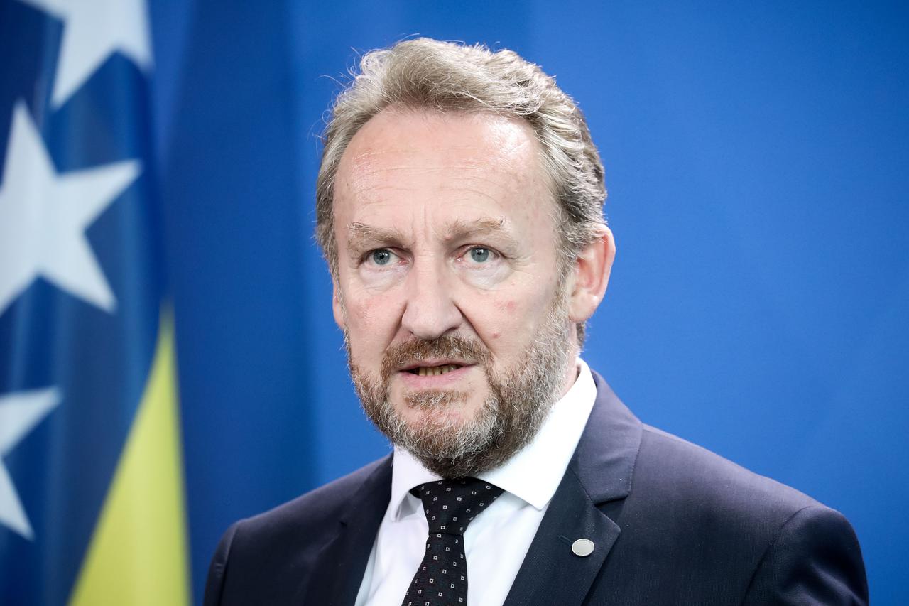 Nediplomatski rečeno, Izetbegović je odalamio šamar Plenkoviću