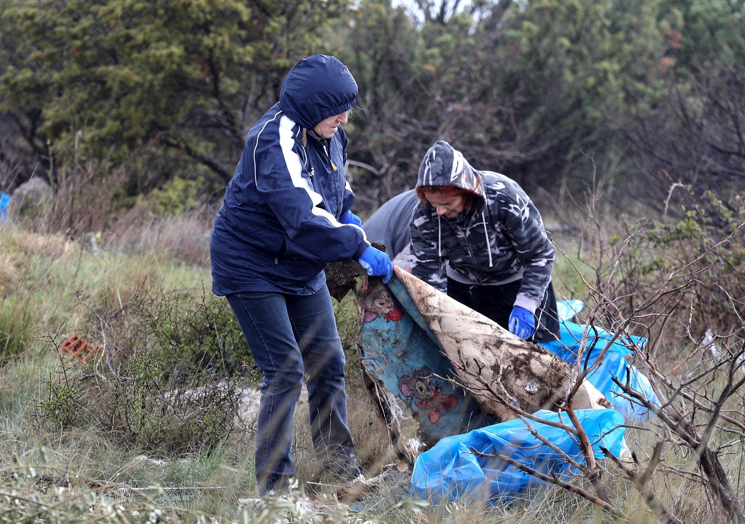 22.04.2022.,Razvodje - Na lokaciji Vrtlina kod Razvodja po jugu i kisi odrzala se Vecernjakova akcija ciscenja u sklopu projekta "Rezolucija Zemlja".  Photo: Dusko Jaramaz/PIXSELL