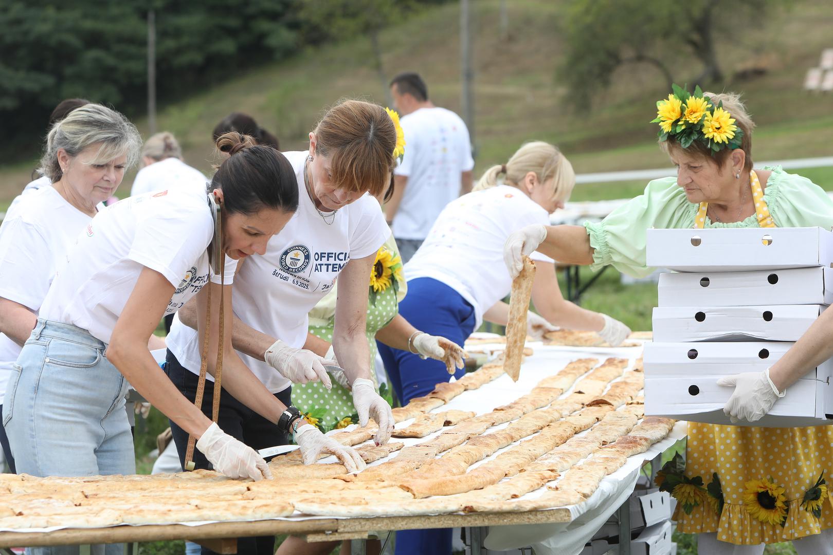 Prvog dana festivala Štrudlafest u Jaškovu kod Ozlja oboren je Guinnessov rekord u broju štrudli i njihovoj ukupnoj duljini.