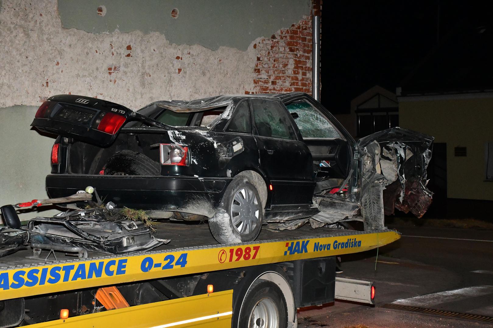 19.10.2020., Nova Gradiska - U ulici Ljudevita Gaja u Novoj Gradiski vozac se autom zabio u kucu, probio zid i zavrsio u dnevnom boravku. Cetrdesetogodisnji vozac automobila marke Audi je na mjestu dogadjaja poginuo.Photo: Ivica Galovic/ PIXSELL