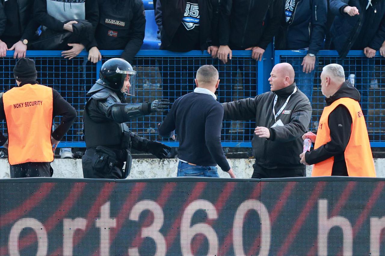 Osijek: Ivica Kulušević uputio se prema navijačima koji su ga prozivali tijekom utakmice