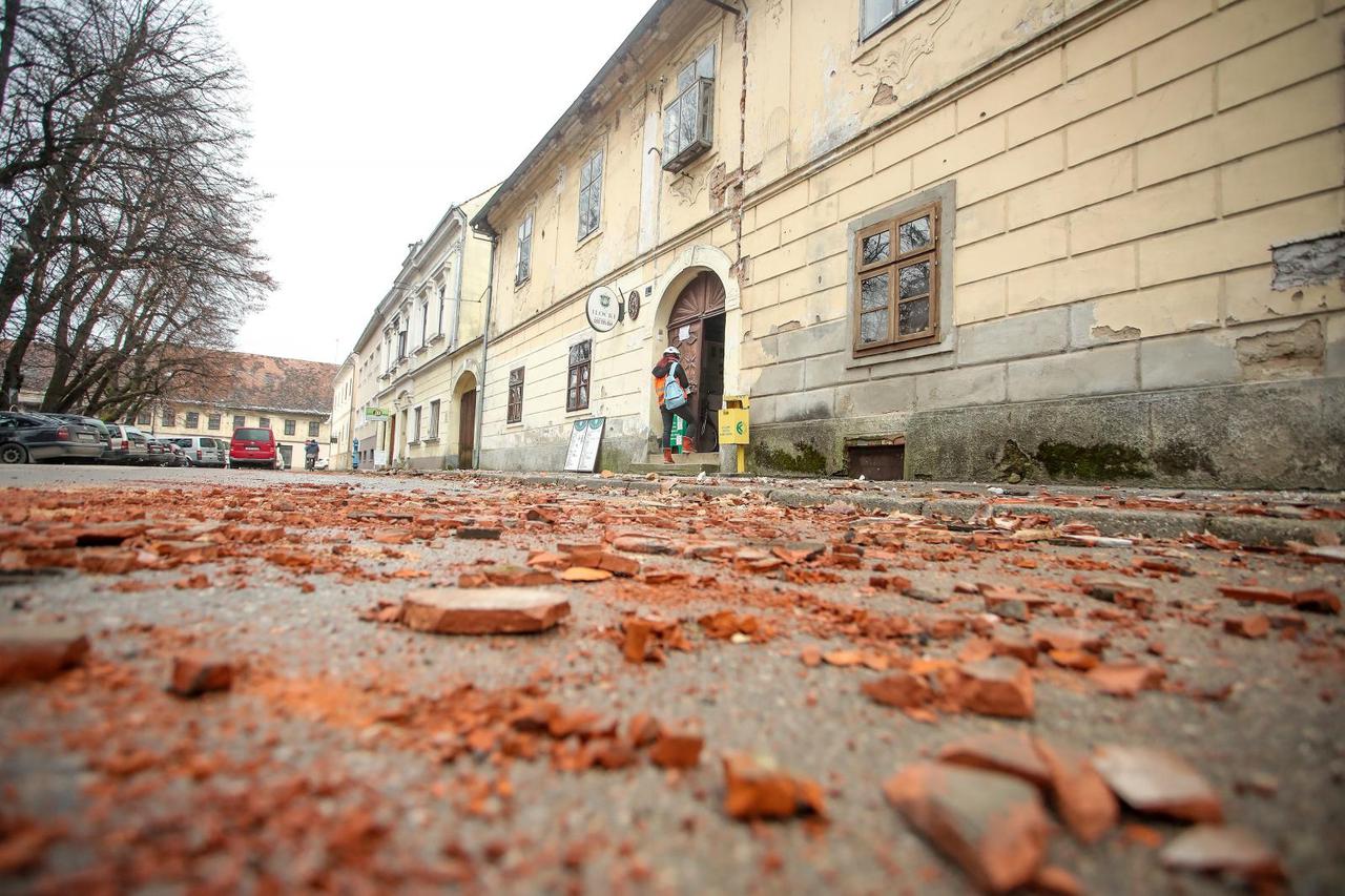 Petrinja: Statičari obilježavaju zgrade i kuce stradale u potresu