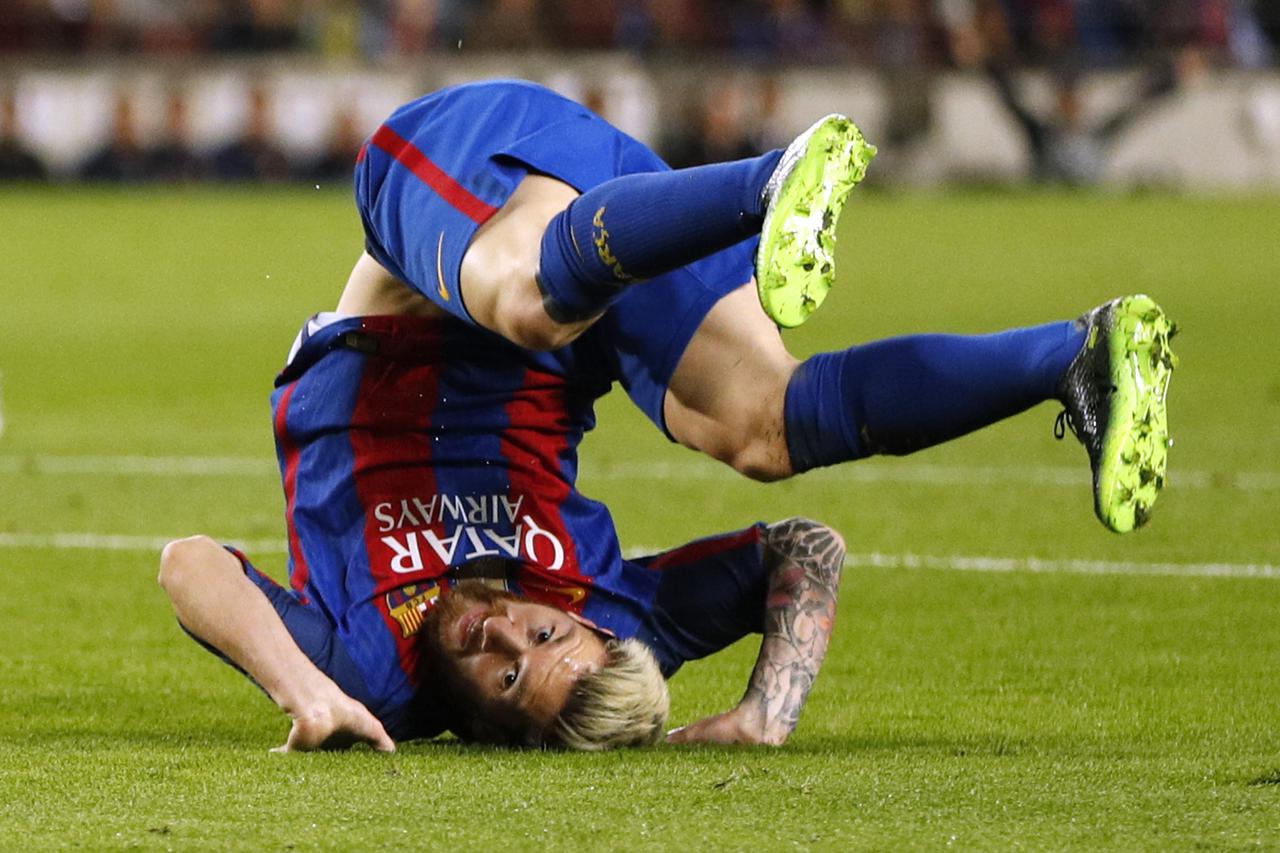 FC Barcelona v Manchester City - UEFA Champions League Group Stage - Group C Football Soccer - FC Barcelona v Manchester City - UEFA Champions League Group Stage - Group C - The Nou Camp, Barcelona, Spain - 19/10/16 Barcelona's Lionel Messi falls to the f