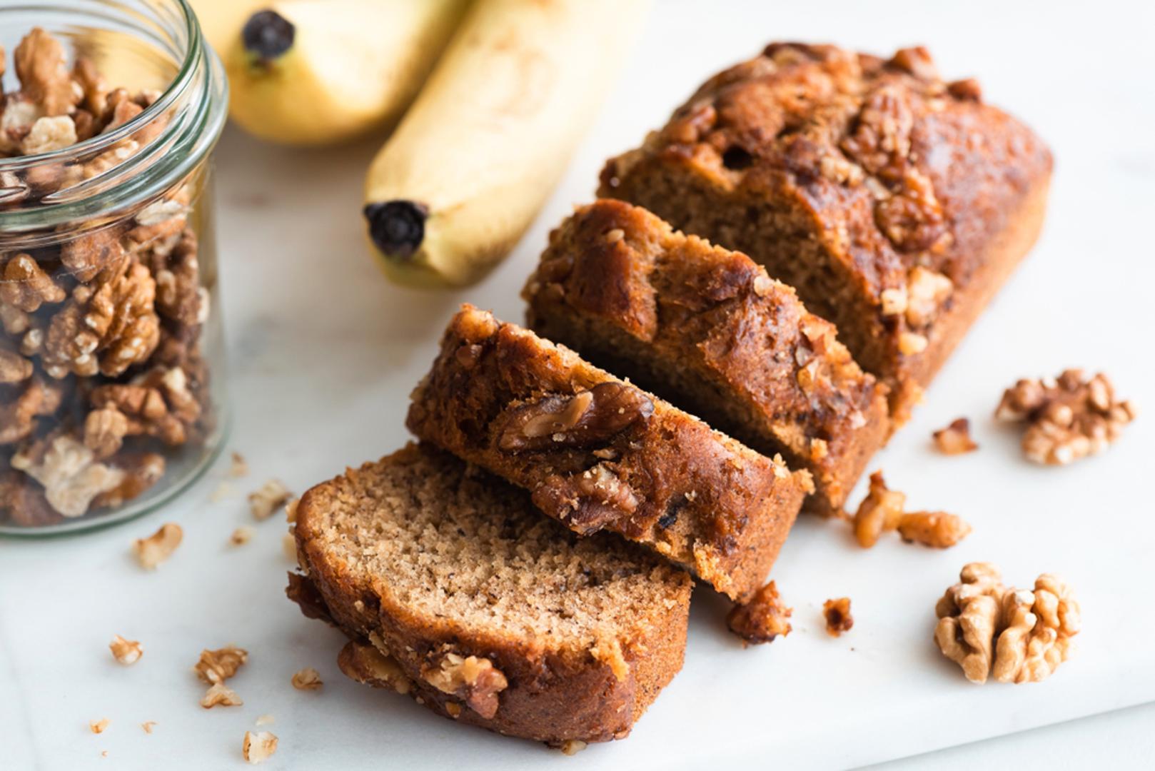 Kruh od banana: Banana bread jedan je od najpoznatijih načina za iskorištavanje prezrelih banana jer upravo one daju tijestu slatkoću i sočnost. Zgnječite dvije do tri banane pa ih pomiješajte s jajima, brašnom, malo ulja ili maslaca, praškom za pecivo i po želji cimetom, orasima ili komadićima čokolade. Smjesu pecite u kalupu dok kruh ne dobije zlatnu koricu, a sredina ostane mekana.