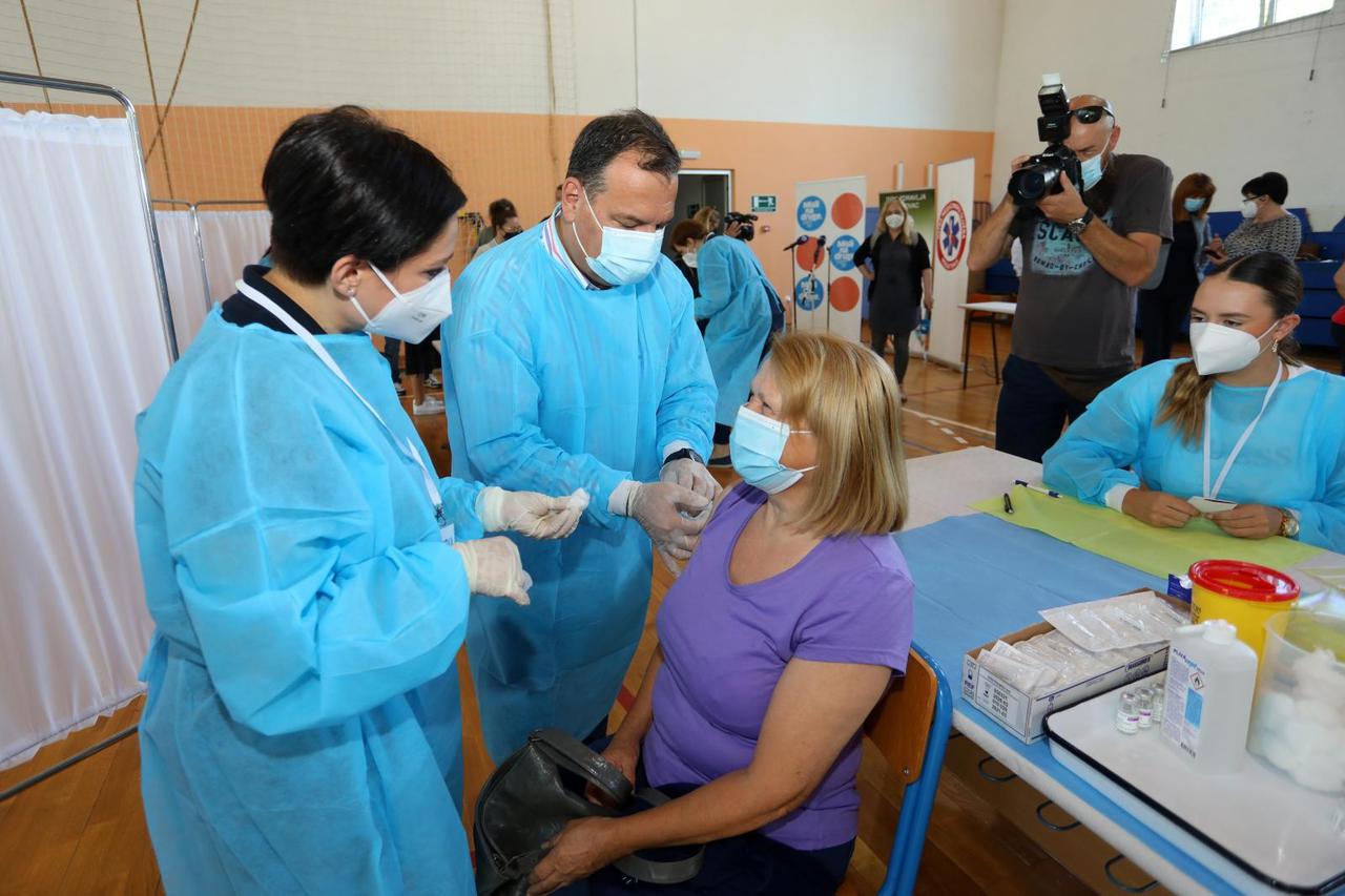 Karlovac: Ministar Beroš cijepio građane protiv koronavirusa i dao izjavu za medije