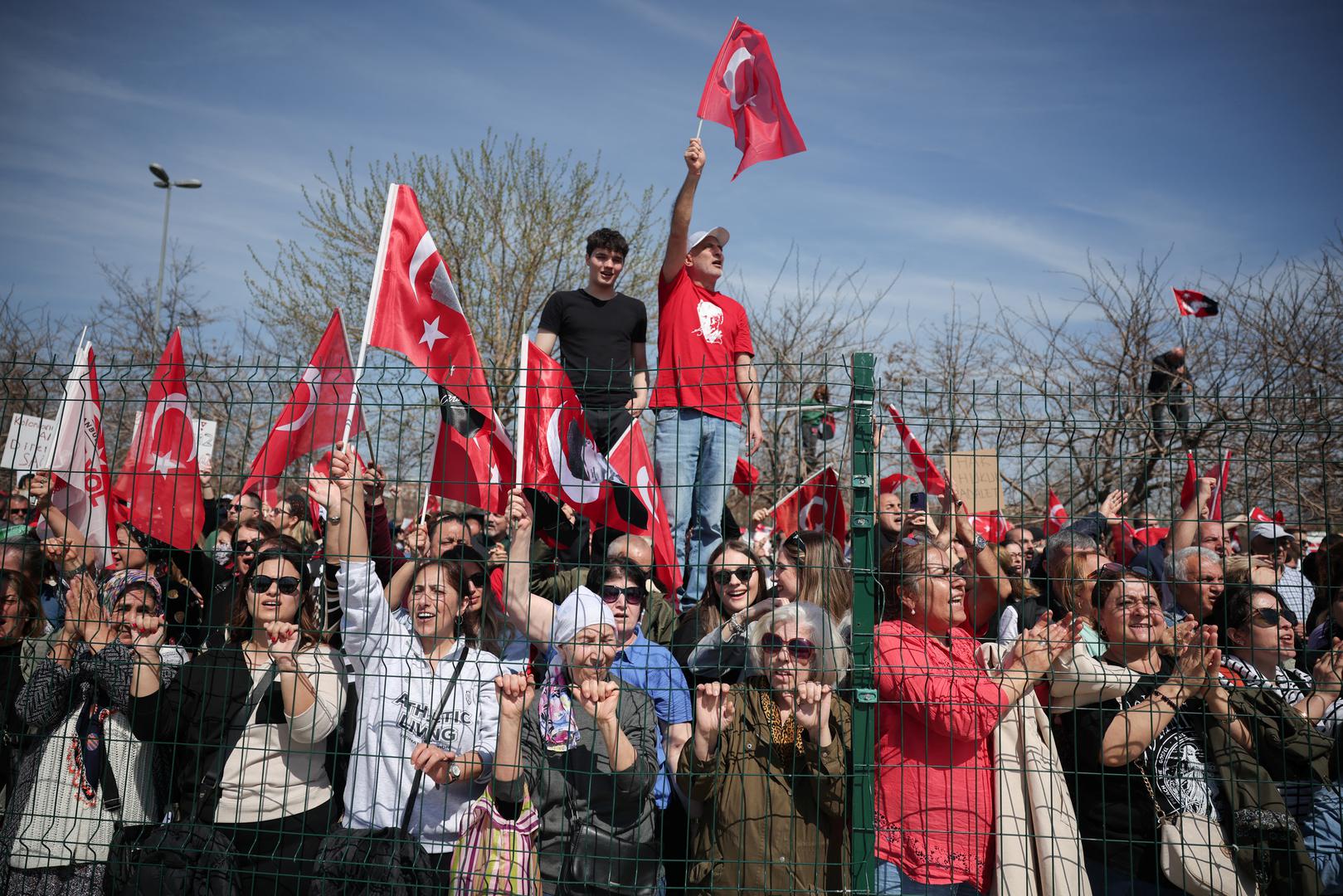 Ministar unutarnjih poslova Ali Yerlikaya rekao je da je ovaj tjedan privedeno gotovo 1,9 tisuća ljudi. Erdogan, vladar turske politike više od dva desetljeća, odbacio je prosvjede kao „šou”, upozorio na pravne posljedice i pozvao CHP da prestane „provocirati” Turke.