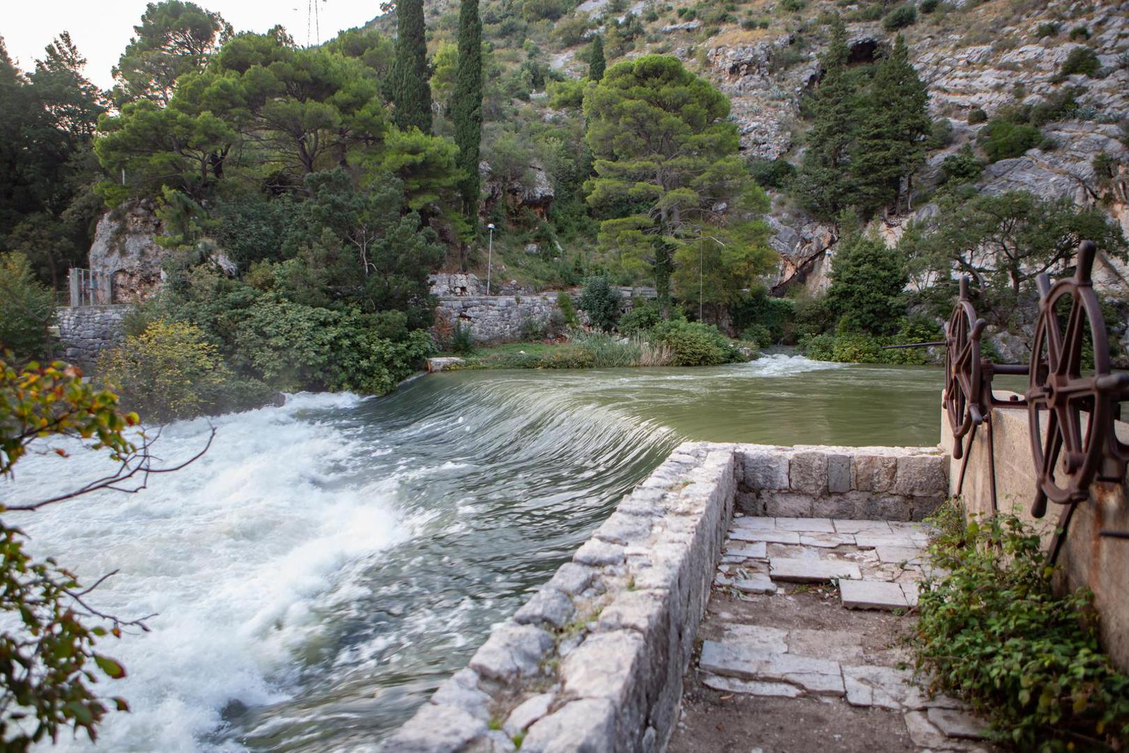 "No, nije to ono što je čini posebnom. Posebnom ju je učinio njezin vodotok dug 30 metara, zbog kojeg je proglašena najkraćom rijekom na svijetu te je svoje mjesto pronašla u čuvenoj Guinnessovoj knjizi rekorda", piše HTZ