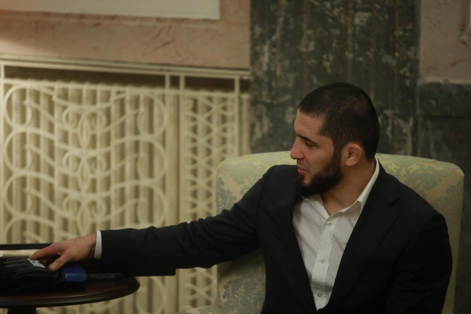 Čim su fotografije srdačnog susreta objavljene, društvene mreže preplavio je val bijesa i razočaranja, prvenstveno od strane Makhachevljevih obožavatelja iz islamskog svijeta. 