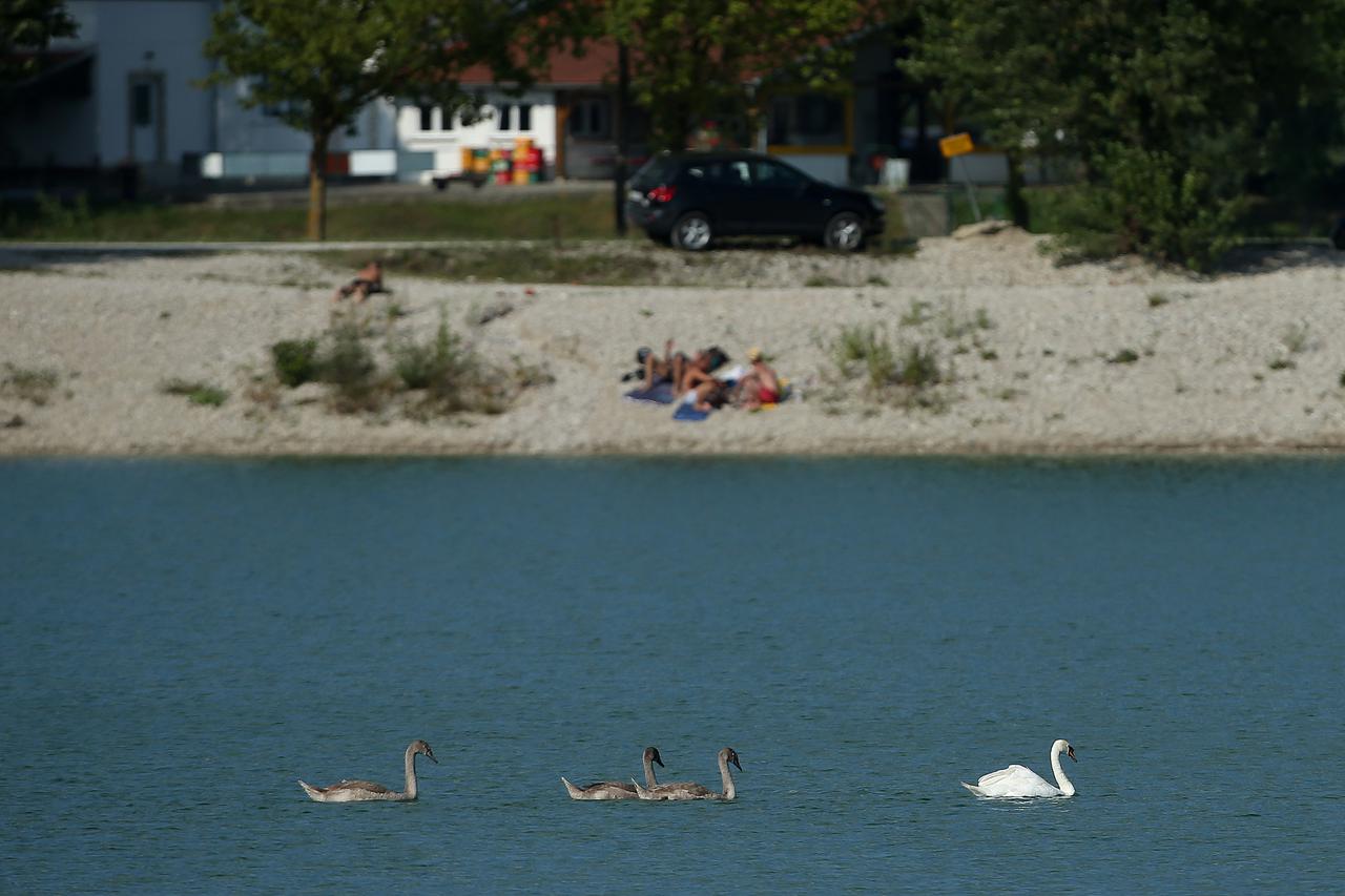 Zapreši?: Osvježenje u jezeru Zajarki, jednoj od najve?ih šoderica u županiji