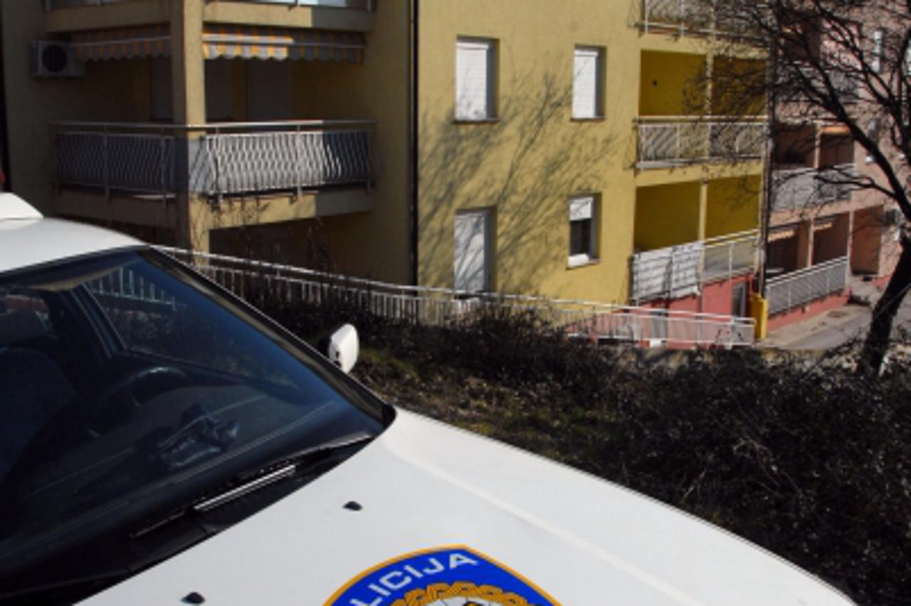 '01.02.2011.Pula - Pulska je policija izvijestila da je u subotu navecer zaprimila dojavu da je u De Franceschijevoj ulici u Puli u obiteljskoj kuci pronadjena mrtva 78-godisnja zena.Dezurni patolog i