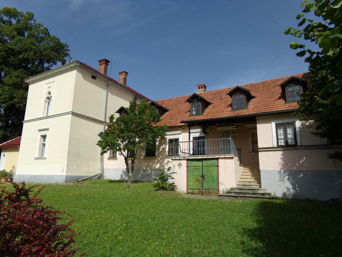 Riječ je o dvorcu Seketin na Gajskom vrhu, izgrađenom potkraj 19. stoljeća, a koji se nalazi na čestici od gotovo pet hektara (46.000 metara četvornih) tako da je privatnost zajamčena. 