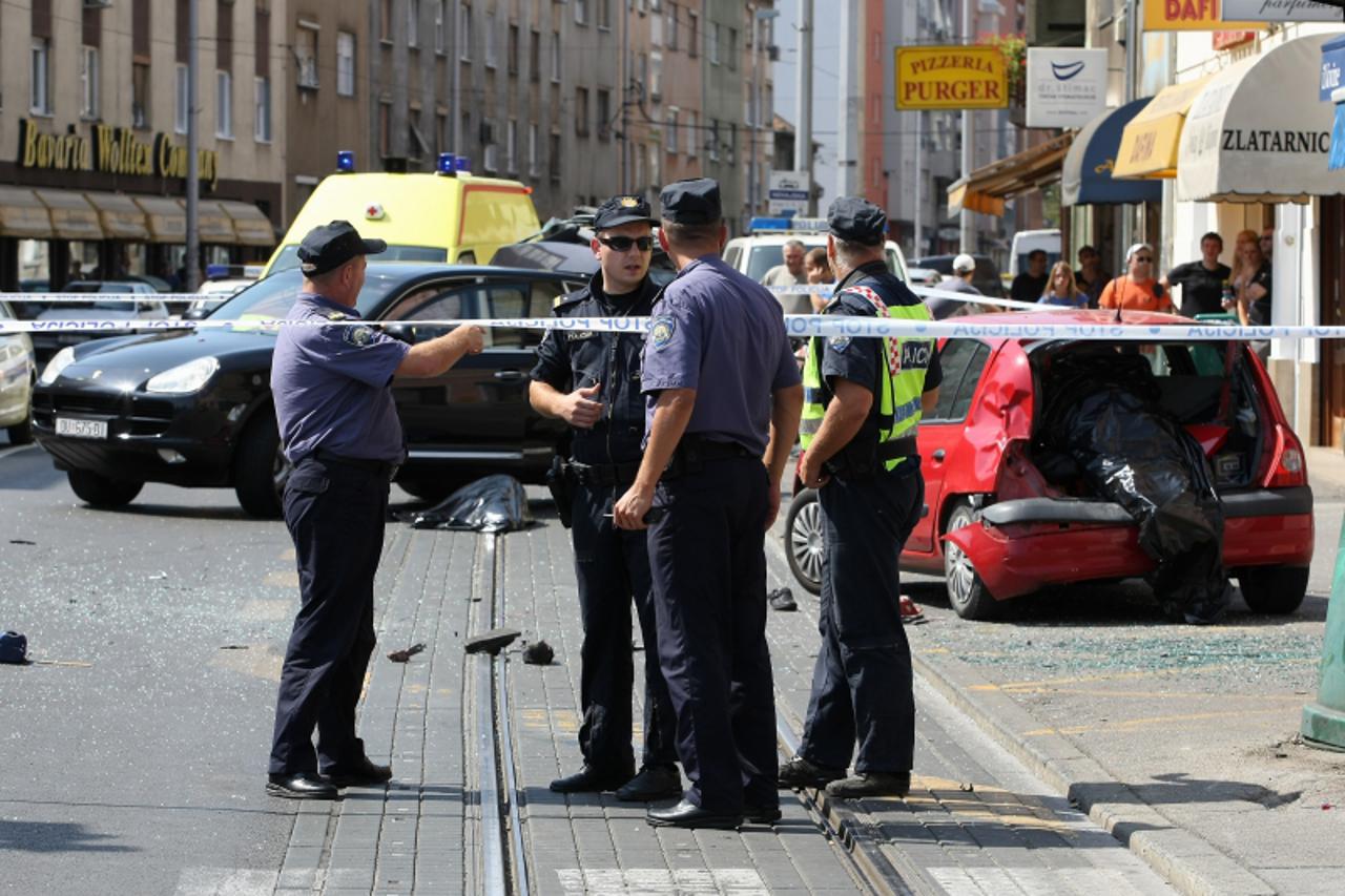 '1.09.2011., Zagreb - Teska prometna nesreca na krizanju Ozaljske i Nehajske ulice na Tresnjevci u kojoj su nastradale dvije osobe smrtno. Photo: Jurica Galoic/PIXSELL'