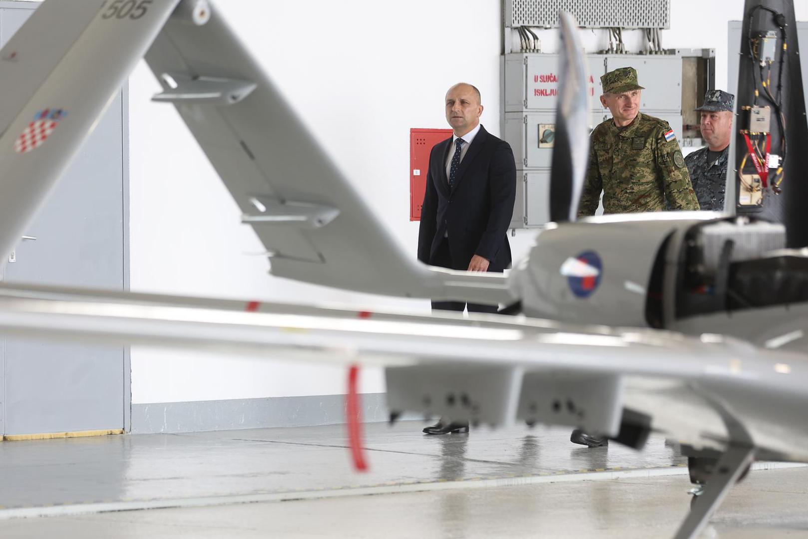 02.09.2025., Zagreb - Potpredsjednik Vlade Republike Hrvatske i ministar obrane Ivan Anušic i načelnik Glavnog stozera Oruzanih snaga RH general-pukovnik Tihomir Kundid prisustvovali su predstavljanju besposadnog zrakoplovnog sustava Bayraktar TB2.  Photo: Slavko Midzor/PIXSELL
