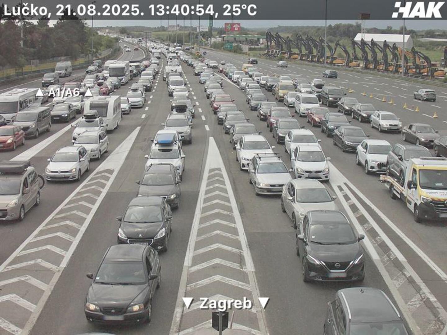 Iz HAK-a su izvijestili kako je kao posljedica nesreće nastala kolona od 11 kilometara koja se do trenutka objave teksta nije raščistila. 