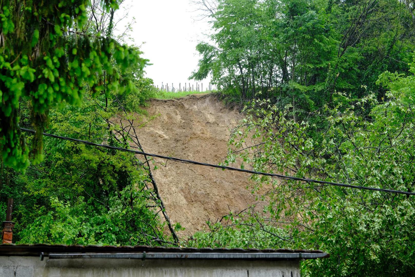 17.05.2023., Donje Jesenje - U mjestu Donje Jesenje otvorilo se kliziste koje prijeti nekolicini kuca koje su evakuirane. Photo: Slaven Branislav Babic/PIXSELL