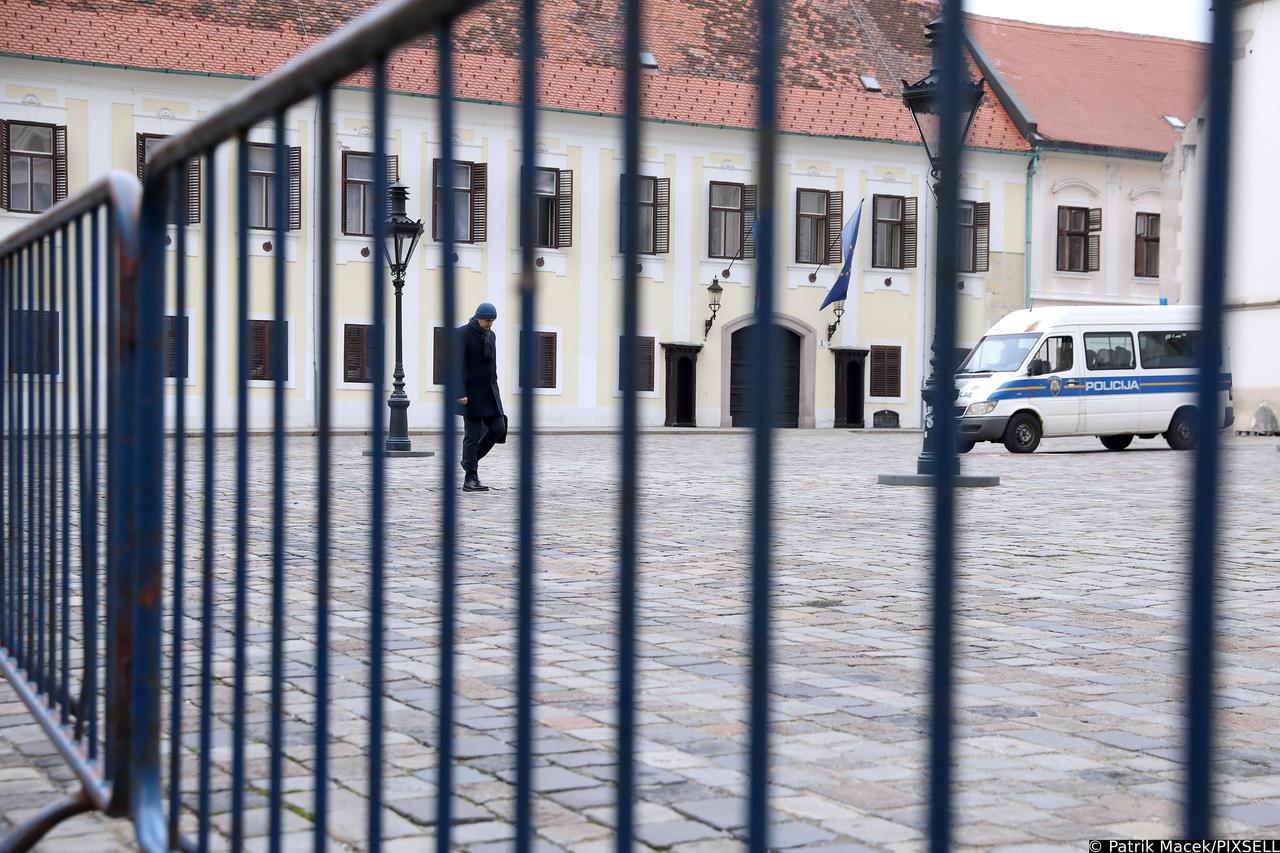 Ograda na Markovom trgu još uvijek postavljena 15 mjeseci nakon napada na Banske dvore