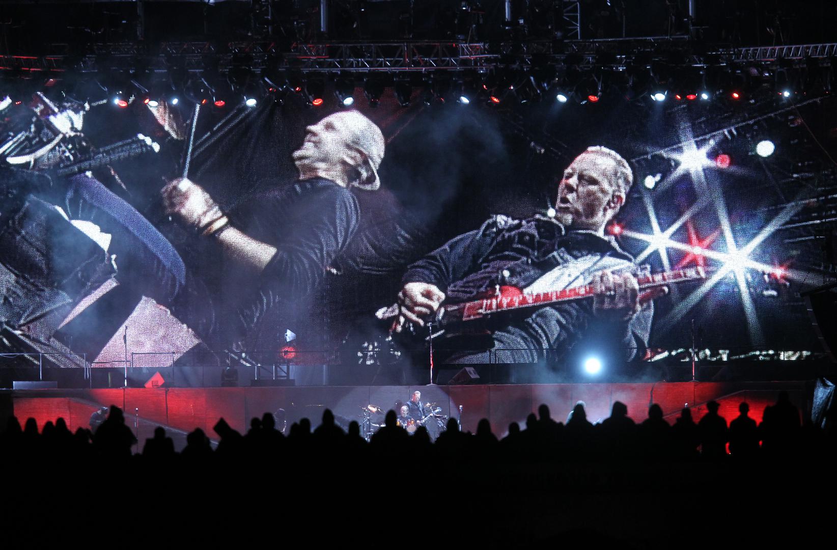  Tog 16. svibnja 2010. godine nebo nije bilo naklonjeno Zagrebu i padala je jaka kiša koja nije zaustavila 30 tisuća najvjernijih obožavatelja da čuju hitove ovog benda.