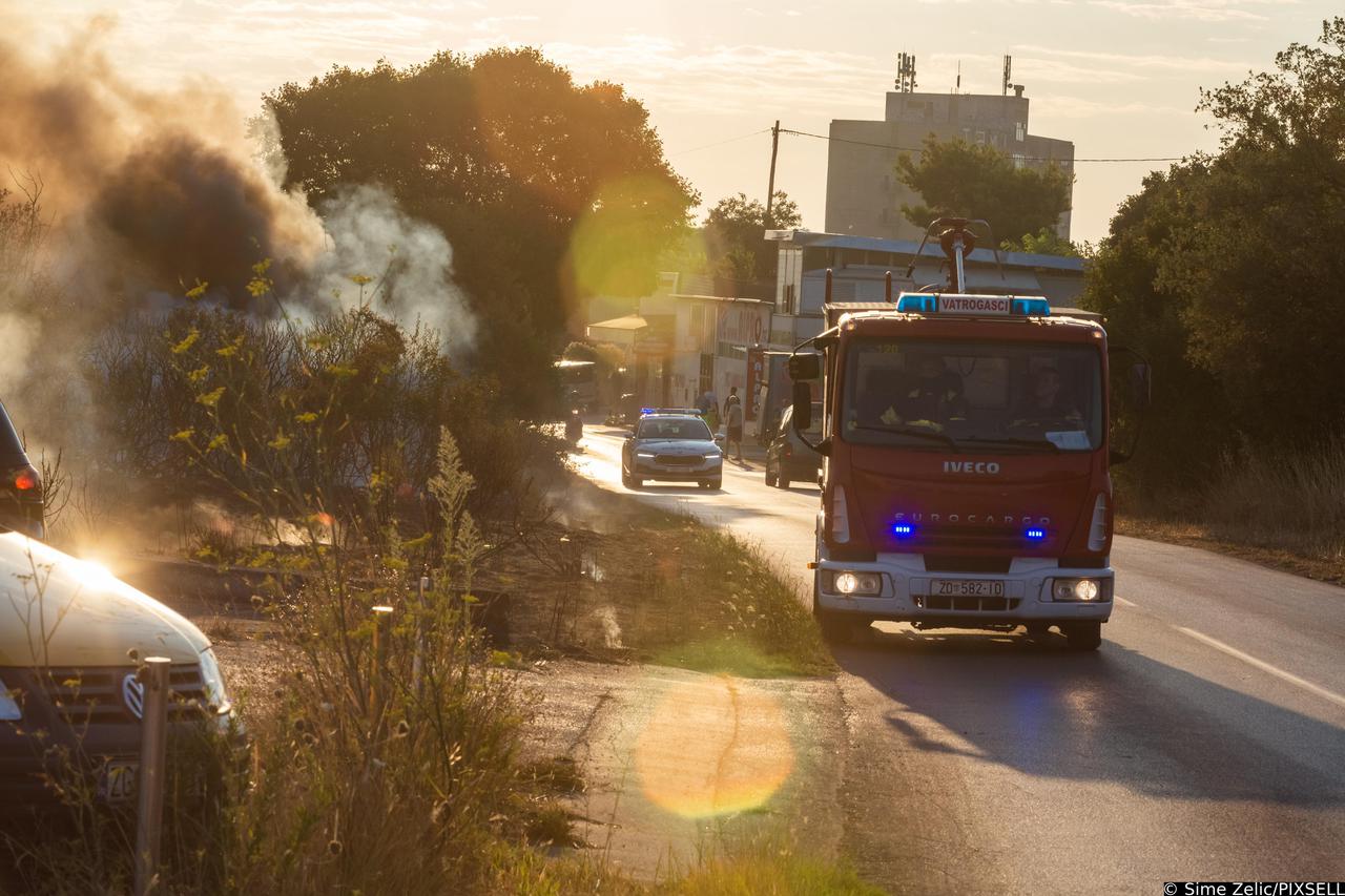 Požar u Gaženici u blizini trajektne luke
