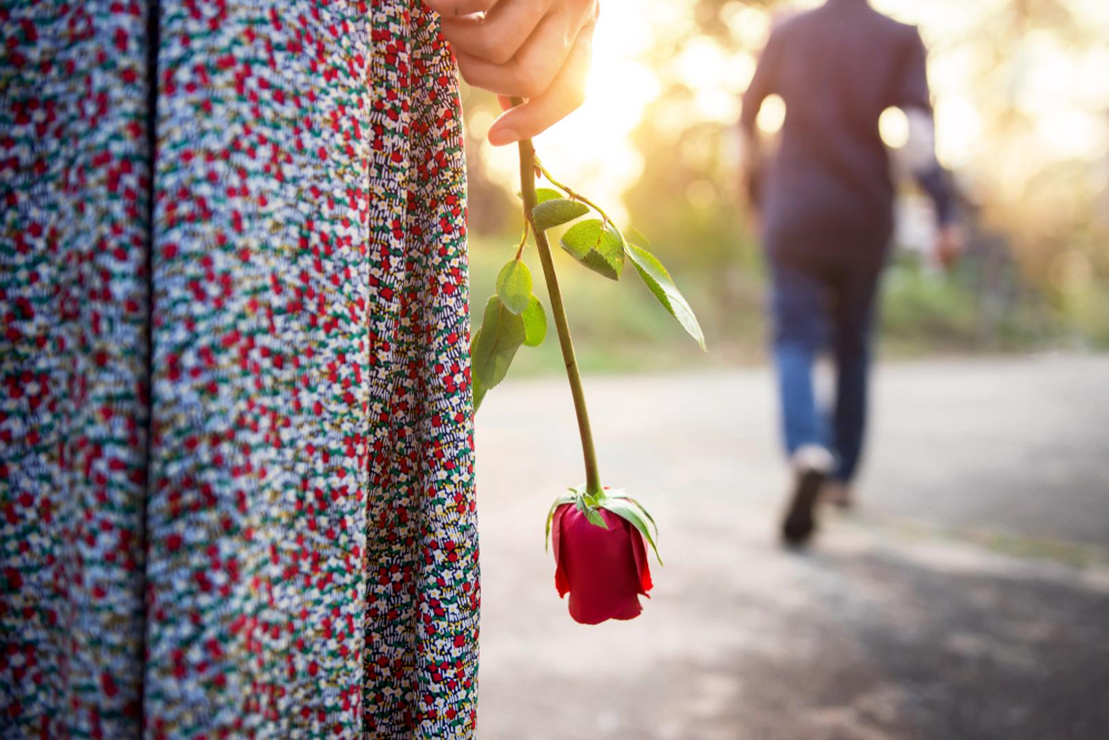 Strijelac: Strijelci bi se mogli osjećati podijeljeno ovog Valentinova, razapeti između želje za slobodom i potrebe za povezivanjem. Ključ je u ravnoteži – nemojte se previše zaplesti u komplicirane odnose, već se usmjerite na one koji vam zaista donose dobro.