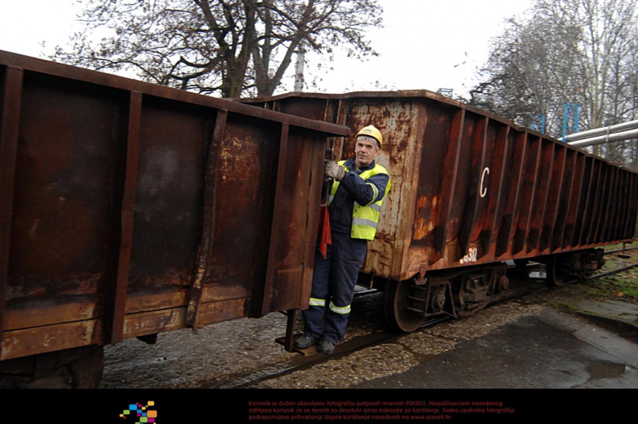 '15.12.2011., Sisak - Preostalih 916 radnika sisackom CMC-a danas je odradilo posljednju smjenu, uruceni su im raskidi ugovora o radu i od danas im je poceo teci otkazni rok. Photo:Nikola Cutuk/PIXSEL