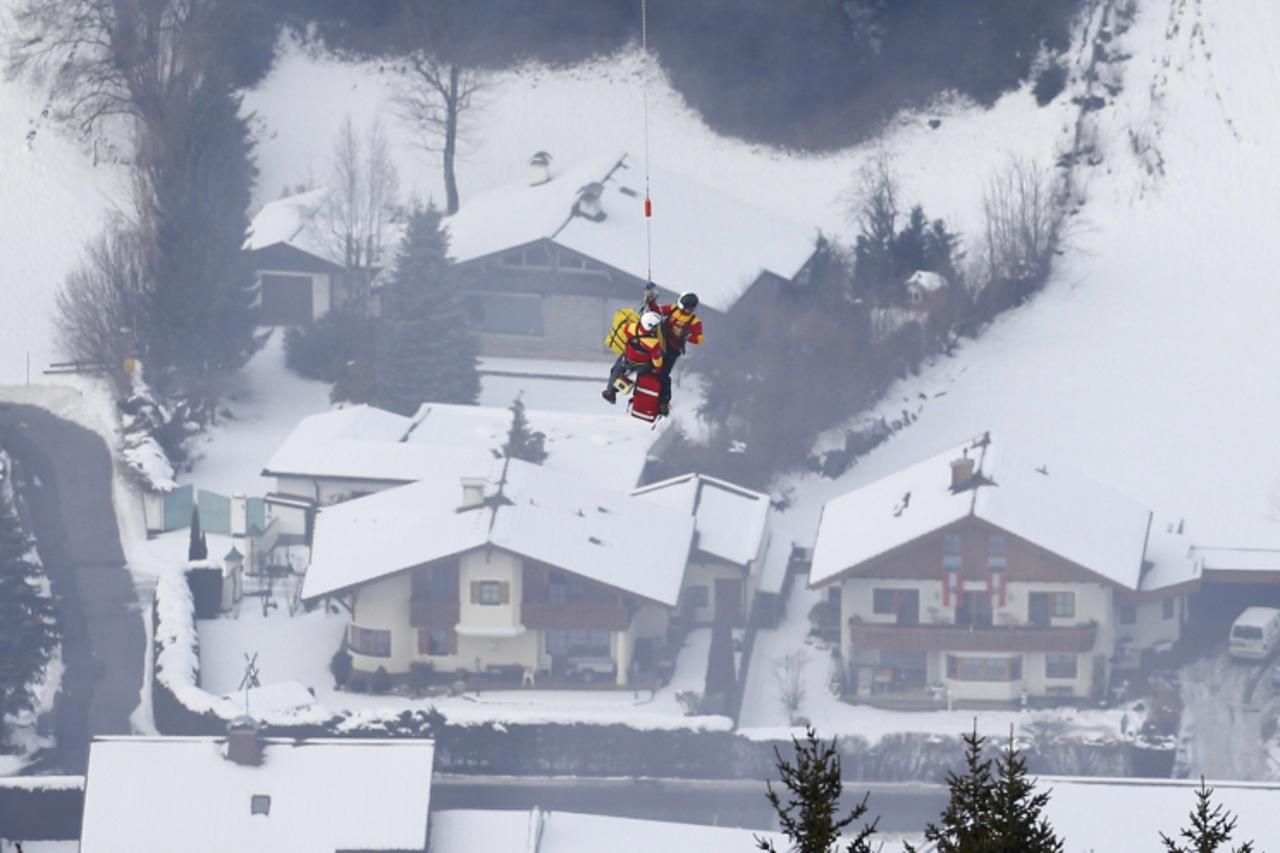 'Lindsey Vonn of the U.S. is airlifted after crashing during the women\'s Super G race at the World Alpine Skiing Championships in Schladming February 5, 2013.             REUTERS/Dominic Ebenbichler 