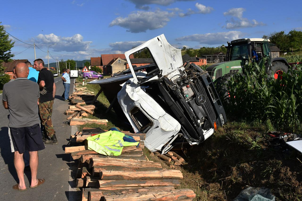 Skenderovci: Vozač završio u bolnici, izletio s ceste kamionom punim drva