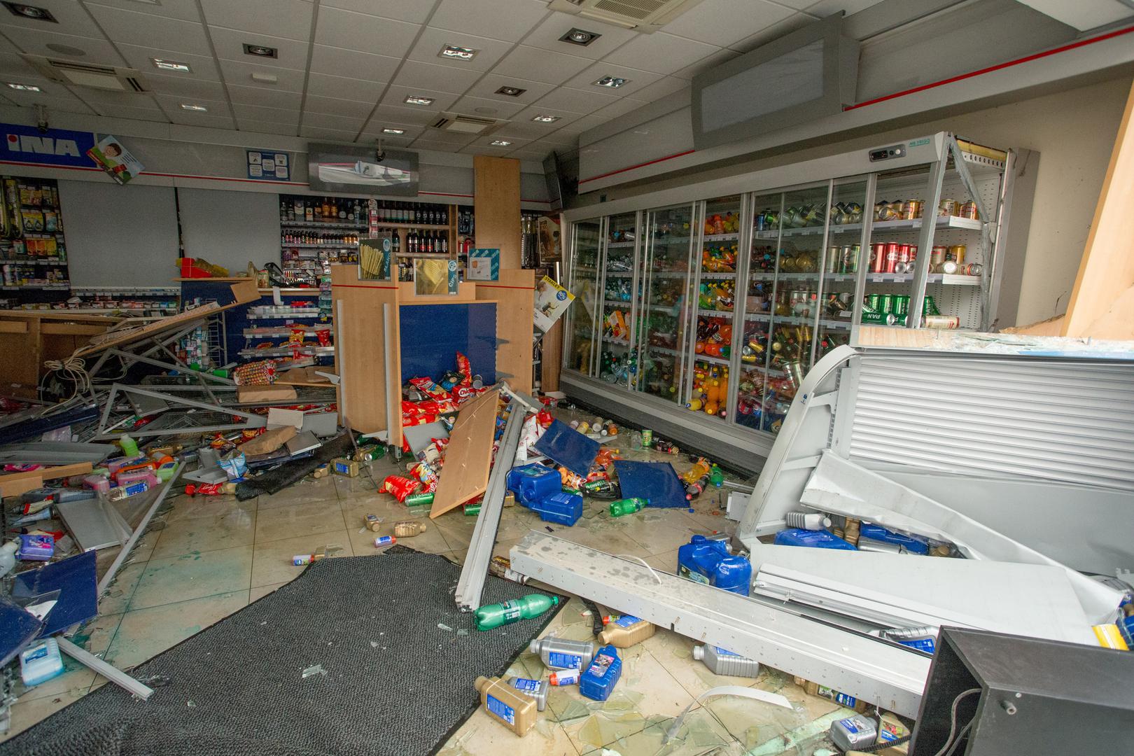 Djelatnica te postaje je pukom srećom zadobila samo lakše ozljede. Lokalni portal prenio je tvrdnje očevidaca kako Bočkaj nije mogao dočekati smjenu djelatnika da mu prodaju čokoladicu!?