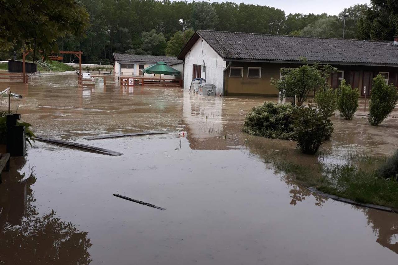 Prodor vode ispod savskog nasipa u sisačkom Galdovu