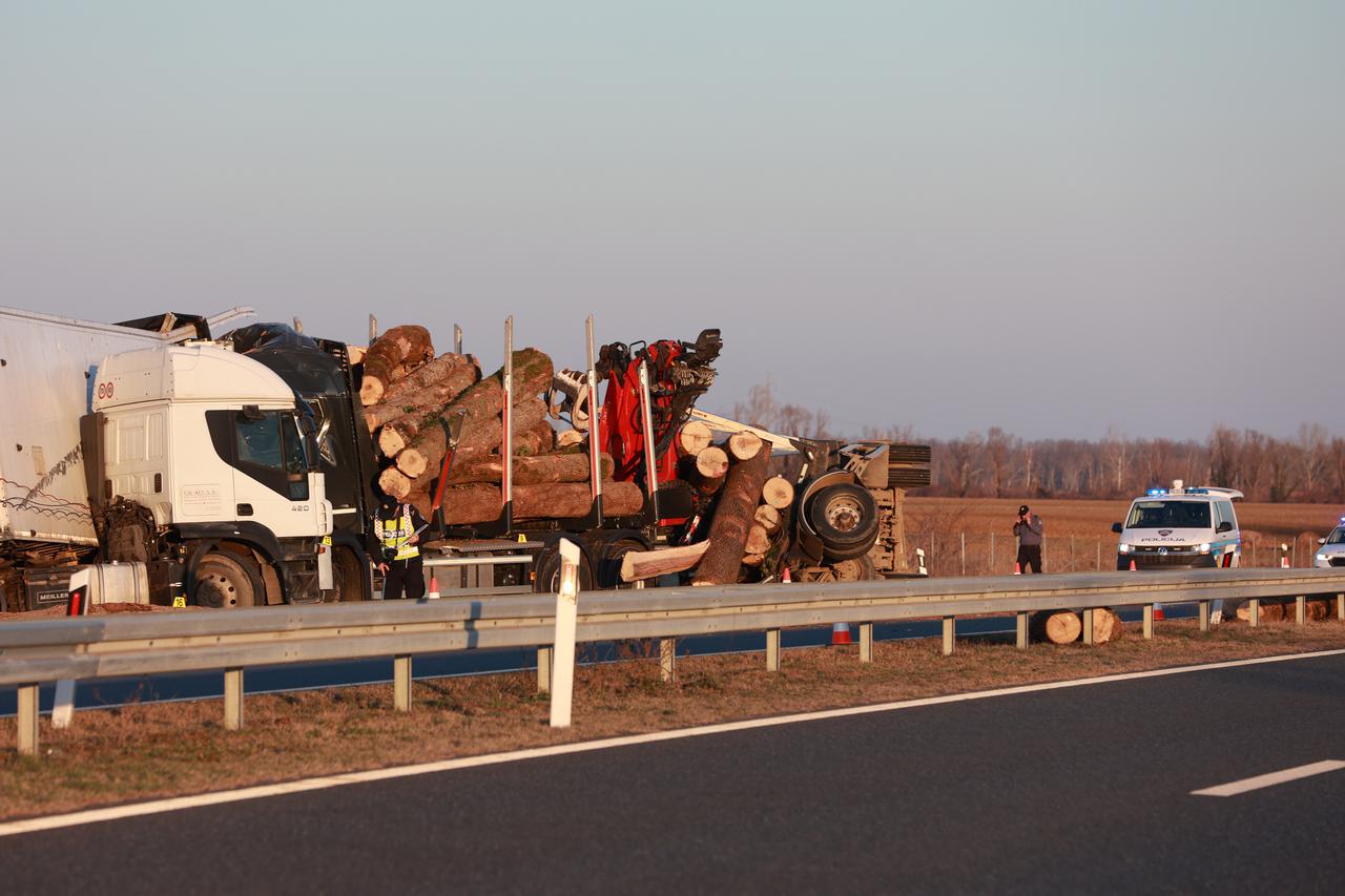 Prometna nesreća u kojoj su sudjelovala dva kamiona na autocesti Zagreb - Lipovac