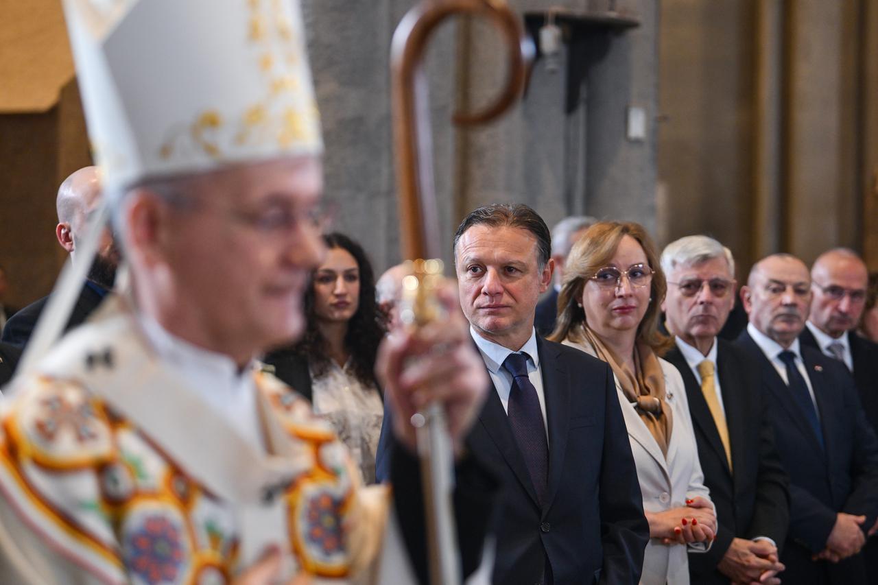 Zagreb: Političari na uskršnoj misi u Katedrali