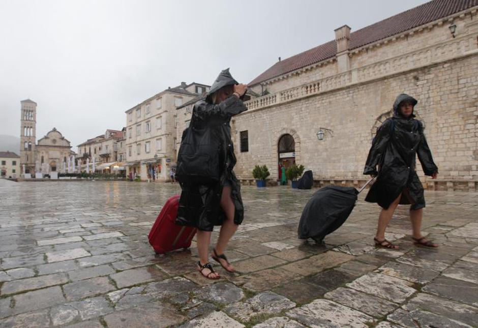 Hvar,kiša,turisti