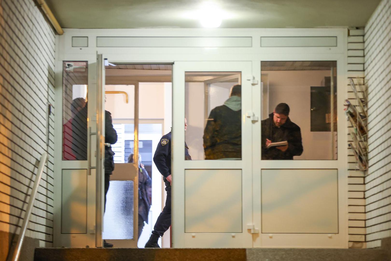 Policijski očevid će vjerojatno potrajati satima, a tijekom njega, policija bi trebala prikupiti sve korisne tragove te razjasniti okolnosti pod kojima se ubojstvo dogodilo. 