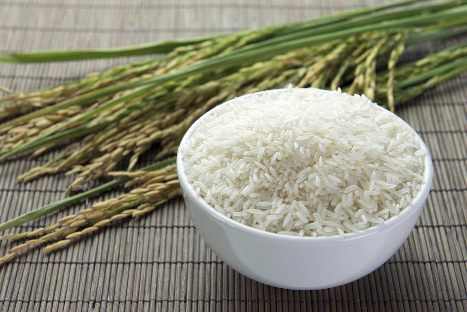 Dodavanje vode u rižu prilikom podgrijavanja osigurat će da riža ostane svježa i rehidrirana.