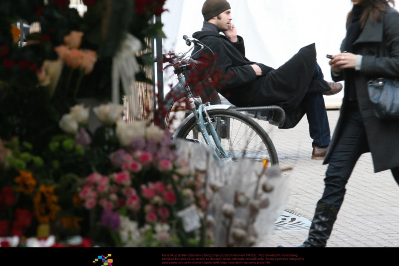 '22.12.2009., Zagreb - Razgovor na mobitel. Photo: Zarko Basic/Poslovni dnevnik/PIXSELL'