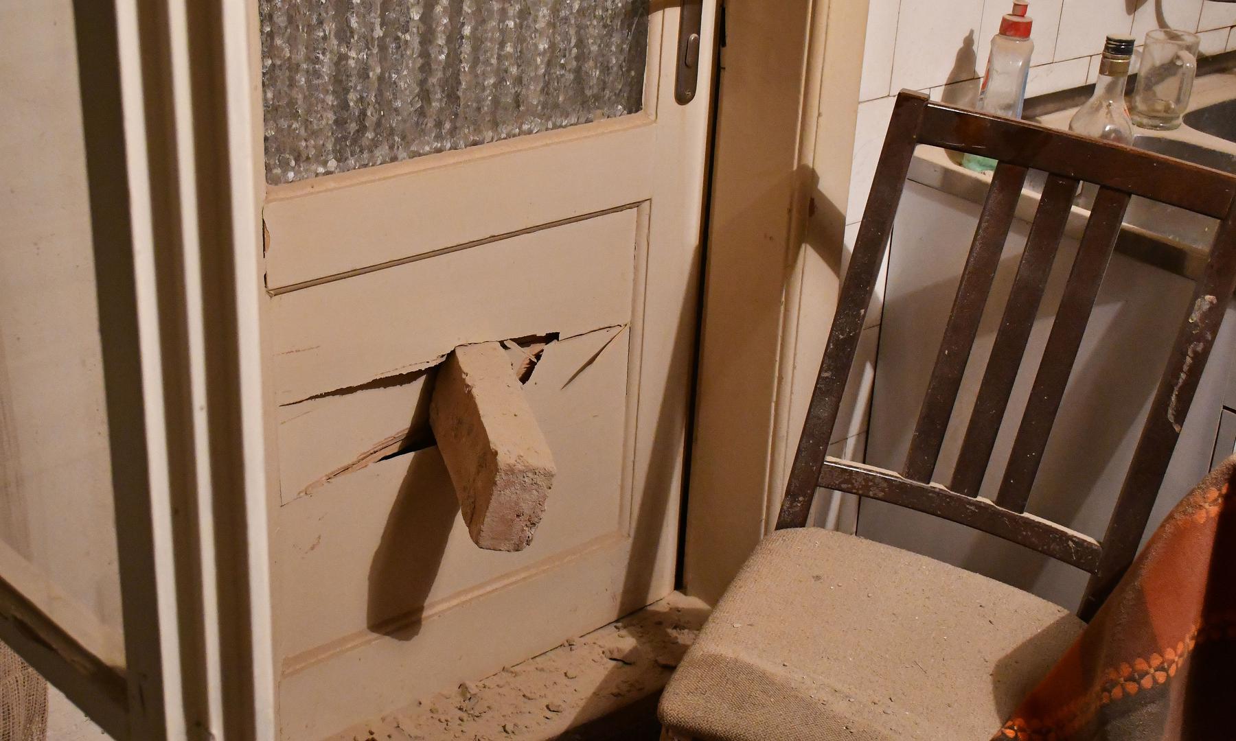 19.10.2020., Nova Gradiska - U ulici Ljudevita Gaja u Novoj Gradiski vozac se autom zabio u kucu, probio zid i zavrsio u dnevnom boravku. Cetrdesetogodisnji vozac automobila marke Audi je na mjestu dogadjaja poginuo.Photo: Ivica Galovic/ PIXSELL