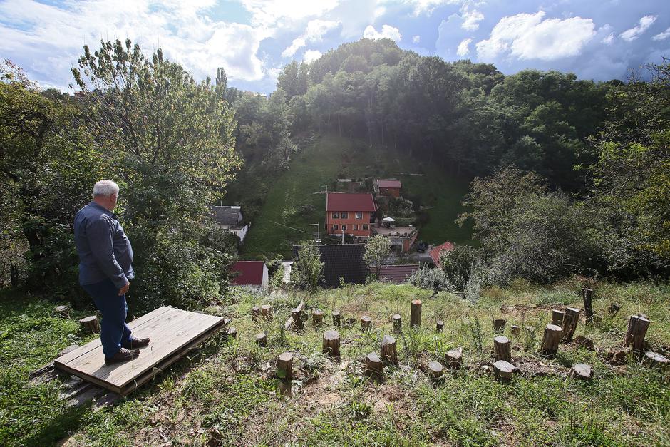 13.09.2014., Zagreb - Kliziste u Kustosijanskom vidikovcu ponovno se aktiviralo zbog obilnih kisa te zaprijetilo kucama u Kustosijanskom vencu od broja 42 do 48. Photo: Jurica Galoic/PIXSELL