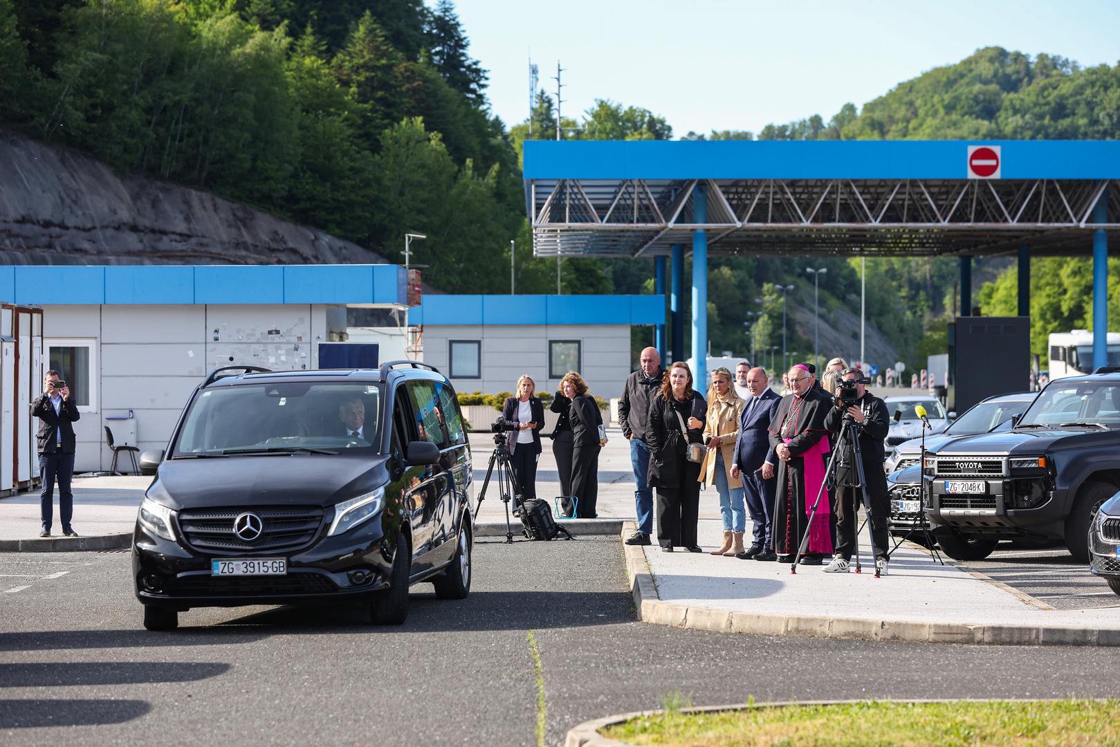 Doček na Maclju održan je uz molitvu i blagoslov koje je predvodio vojni ordinarij Jure Bogdan.

