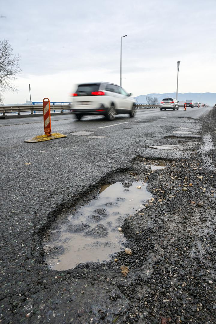 Započela je hitna sanacija kolnika na Aveniji Većeslava Holjevca, na dionici od Ulice Damira Tomljanovića Gavrana do Slavonske avenije. 