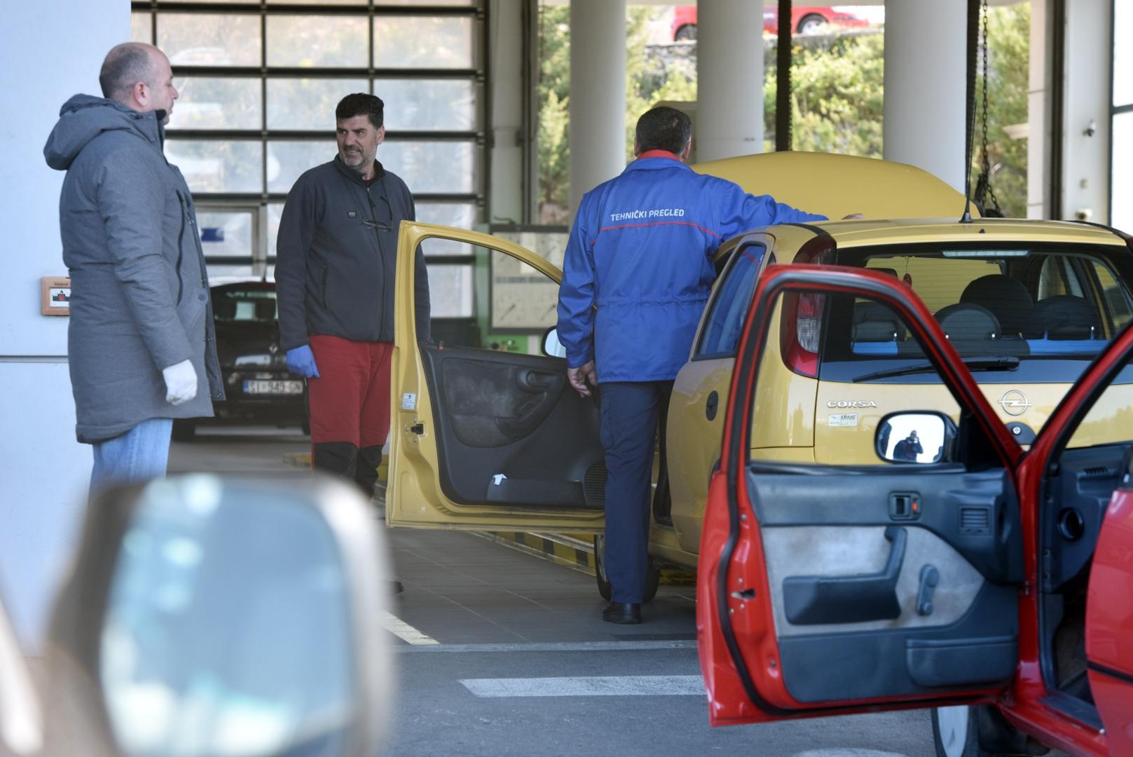02.04.2020., Sibenik - Uz pridrzavanje mjera stanice za tehnicki pregled vozila rade ne ometano i imaju pune ruke posla.Photo: Hrvoje Jelavic/PIXSELL