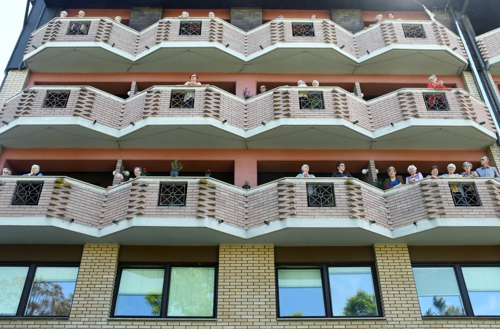 08.05.2020., Sisak - Tamburaski sastav Ivo Klekovic i prijatelji odrzao je koncert pred zgradom Doma za starije i nemocne koji je publika pratila s balkon Doma iz kojega nisu izasli vec 2,5 mjeseca.Photo: Nikola Cutuk/PIXSELL
