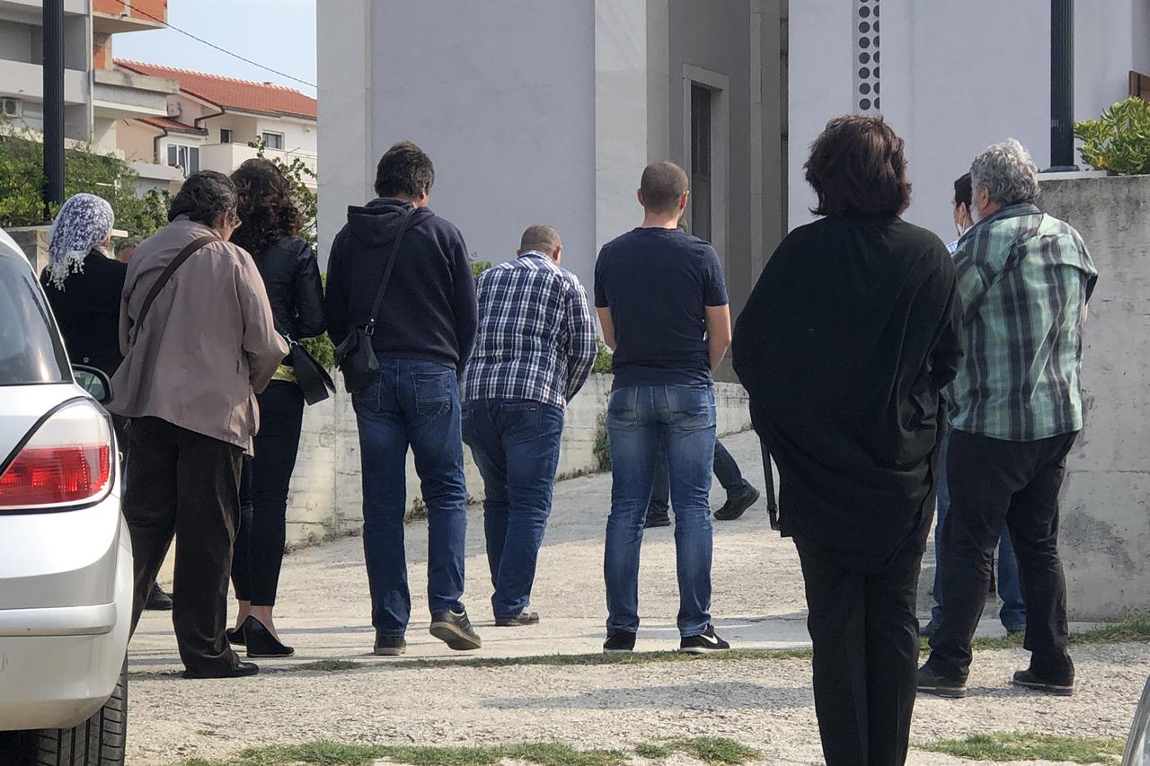Vjernici su se okupili ispred crkve gdje Don Josip Delaš služi misu