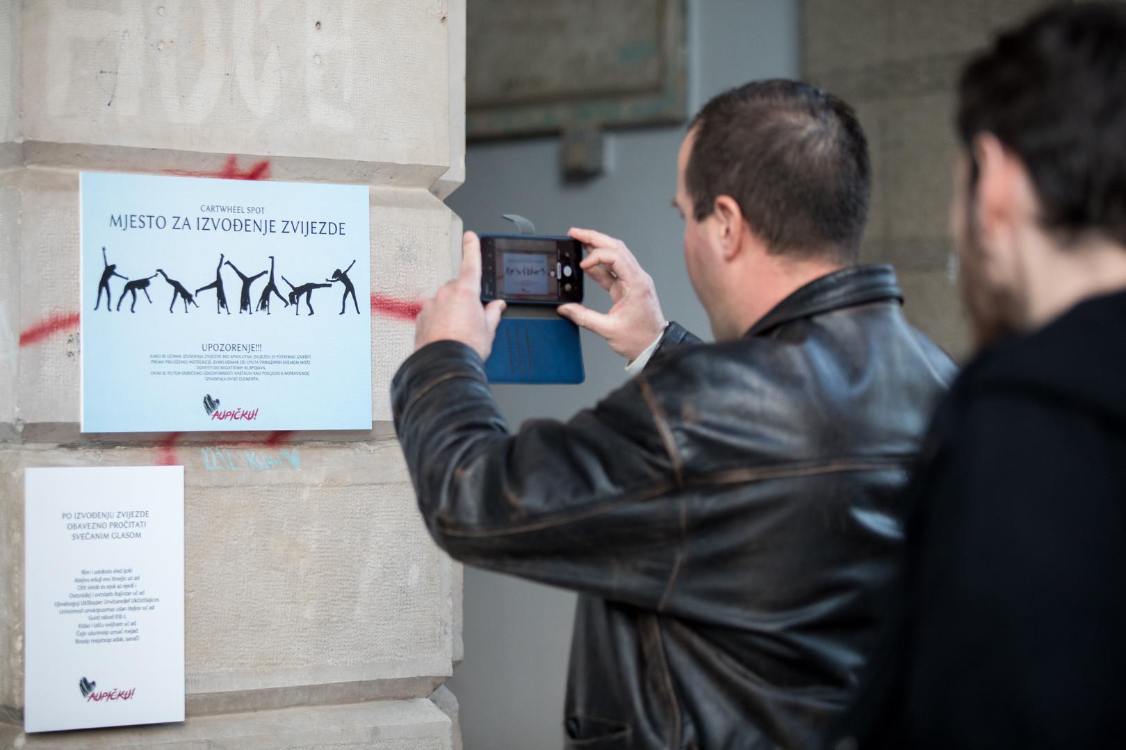 Riječki umjetnički kolektiv Aupičku na samo Valentinovo su na Korzu s početkom u 17 sati održali performans "Brisanje Jugoslavije iz kolektivnog sjećanja". 